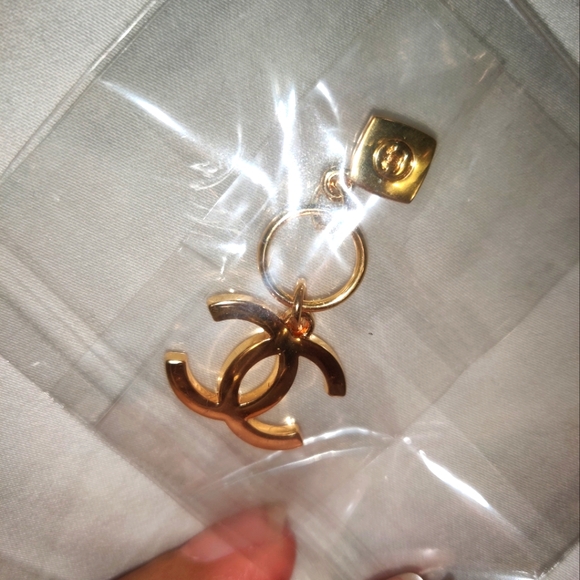 Chanel 2023 Holiday keychain from Japan - Picture 4 of 5